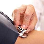 Arzt misst Blutdruck von Patienten