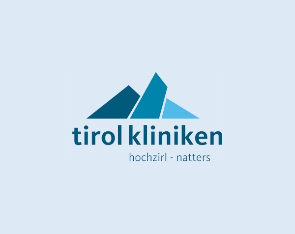 Logo Tirol Kliniken auf hellblauem Hintergrund