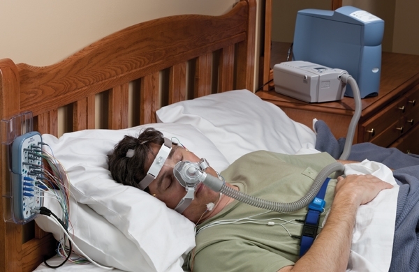 Patient liegt im Bett, das ALICE 6 LDE System in Anwendung