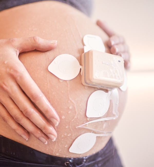 Babybauch mit Geburtsüberwachungs-Pods