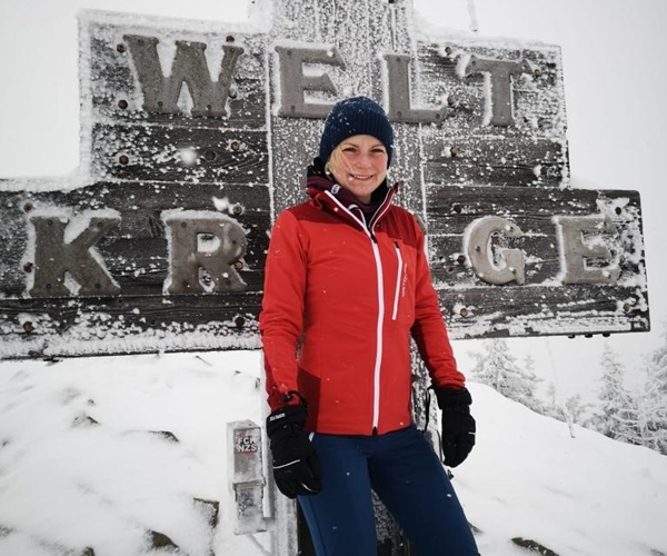 Tanja Pußwald bei einer Wanderung im Schnee