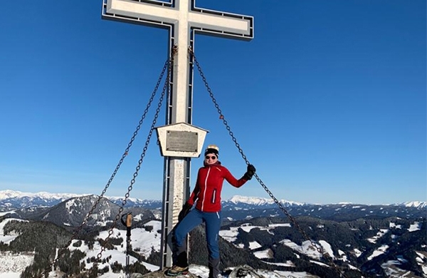 Tanja Pußwald am Gipfelkreuz