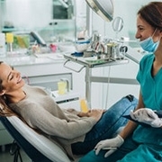 Ärztin behandelt Frau in Zahnarztpraxis