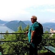Frau Aschenbrenner genießt den Ausblick auf einen Schweizer Bergsee