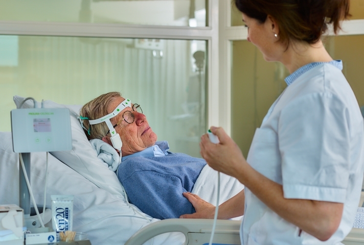 Älterer Patient bei der EEG-Untersuchung