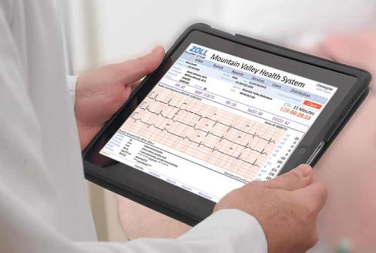 Arzt hält Tablet in der Hand mit Daten