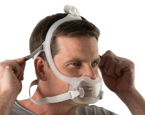 Mann passt das Kopfband seiner DreamWear Full Face Maske an