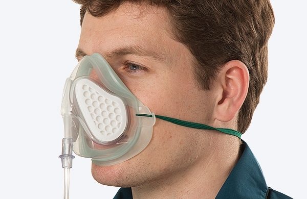 Patient trägt die FiltaMask-Sauerstoffmaske