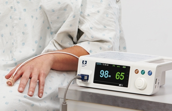 PM100N SpO2-Monitor neben Patientin