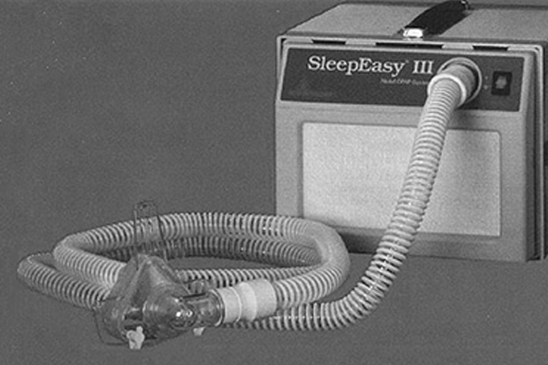 Black-white-photo of a sleep therapy device back in the time