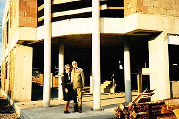 Hellmut Habel and his wife infront of a construction site