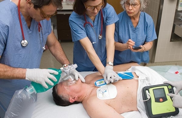 Patient liegt auf Bett und wird beatmet und mit AED Pro reanimiert